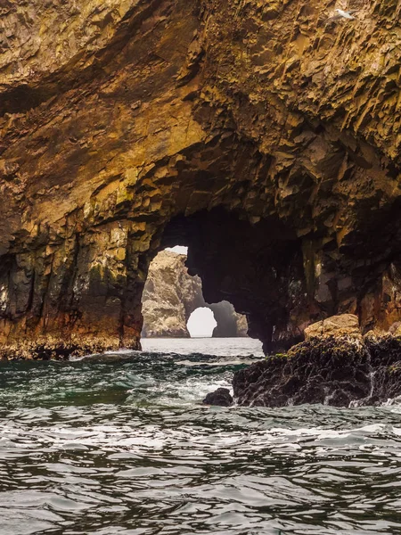 Cuevas marinas en la Isla Ballestas en Paracas, Perú — Foto de Stock
