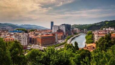 Bilbao nehrinin yanındaki Abandoibarra gezinti sinin manzarası