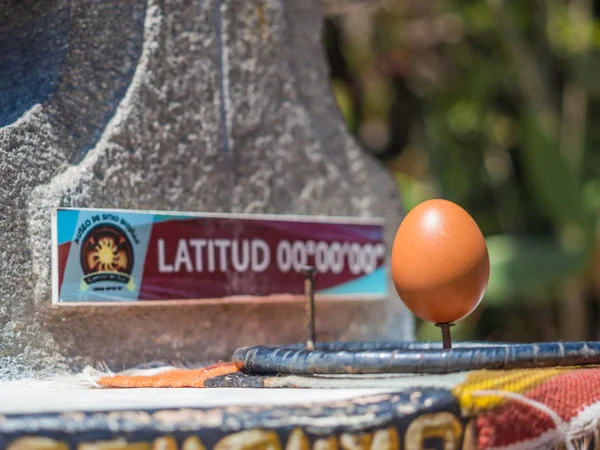 エクアドルの地球の町の真ん中で釘で立つ卵 — ストック写真
