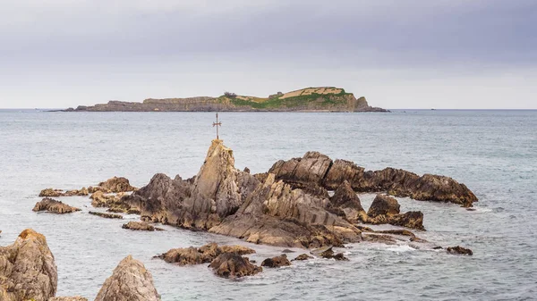 Coast of the Vizcaya village of Mundaca on a beautiful cloudy day — Stock Photo, Image