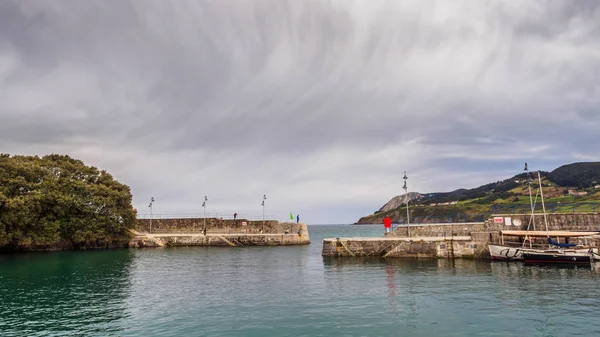 Vista del puerto del pueblo de Mundaca en Vizcaya en un día nublado — Foto de Stock