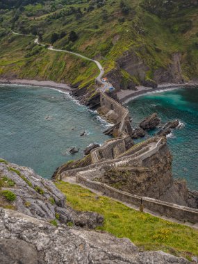 San Juan de Gaztelugatxe sahili, Game of Thrones'ta ejderha taşı, köprü ve taş merdivenler