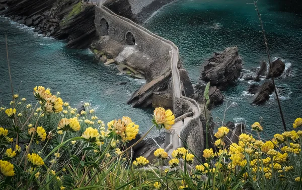La costa de San Juan de Gaztelugatxe, Dragón de piedra en Juego de Tronos, puente y escaleras de piedra — Foto de Stock