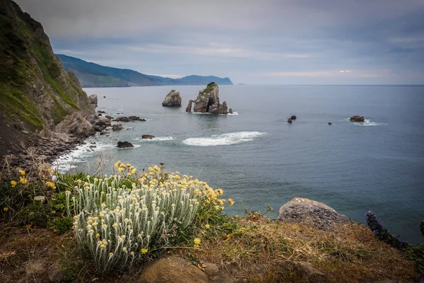 La costa de San Juan de Gaztelugatxe, Dragón de piedra en Juego de Tronos, puente y escaleras de piedra — Foto de Stock