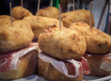 İber jambon kroket bir pinchos barda, Bilbao, İspanya tipik tapa