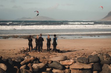Lanzarote famara sahilde uçurtma sörfü yapan insanlar