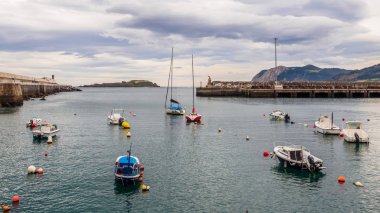 Bulutlu bir günde Vizcaya kıyısında Bermeo balıkçı limanının girişinde küçük tekneler
