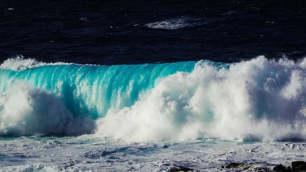 Lanzarote, La Santa kıyılarında dalgalar kırılıyor.