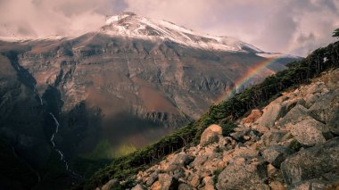 Bir gökkuşağı ile Torres del Paine tabanından arka görüş