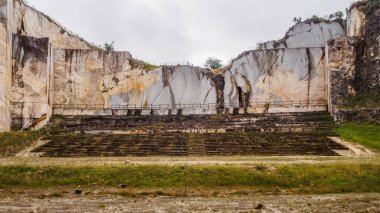 Pozalgua mağarası dışında bir taş ocağında Amfitiyatro