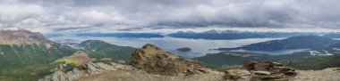 Arka planda Ushuaia şehri ile Beagle Kanal Guanaco Hill panoramik görünümü