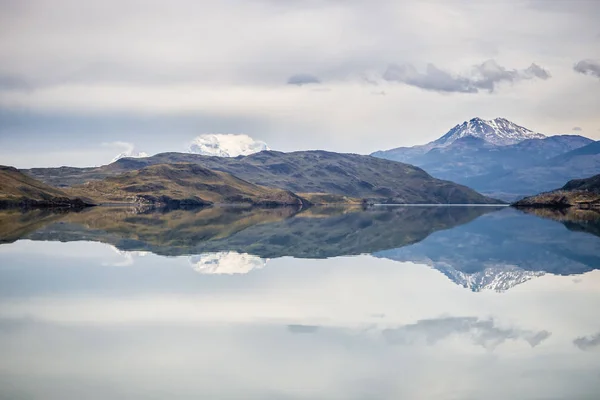 Reflexión en espejo sobre el Lago Nordenskjjalá en el Parque Nacional Torres del Paine, Chile — Foto de Stock