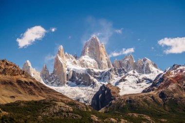 Bazı bulutlar ile bulutlu bir günde Glacier Milli Parkı'nda Mount Fitz Roy. El Chalten