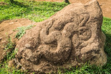 Paskalya Adası'ndaki Rano Kao volkanında insan kuşu Tangata Manu'nun Petroglyph'i. Rapa Nui kültürü