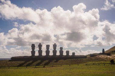 Paskalya Adası Anakena sahilde Moai de Ahu Nau Nau. Rapa Nui