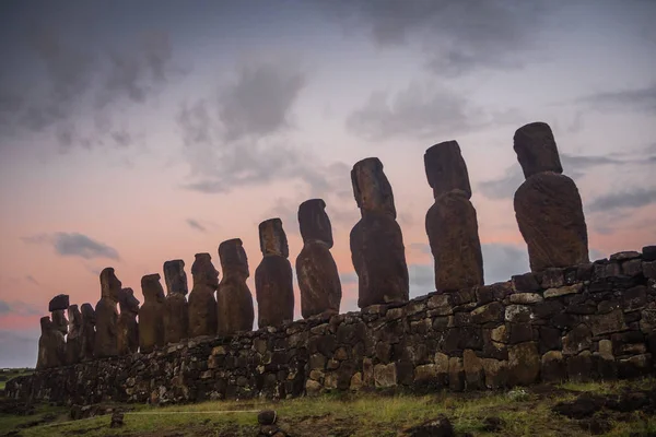 Ahu Tongariki moai siluetleri, gün doğumu sırasında Paskalya Adası — Stok fotoğraf