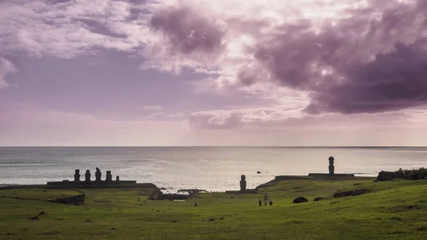 Siluetas de Ahu Tahai moai en Hanga Roa, Isla de Pascua al atardecer — Foto de Stock