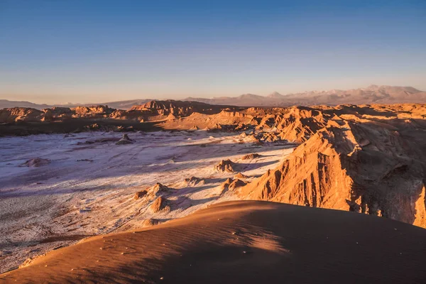 Gün batımında San Pedro de Atacama'daki Ay Vadisi'nin havadan görünümü