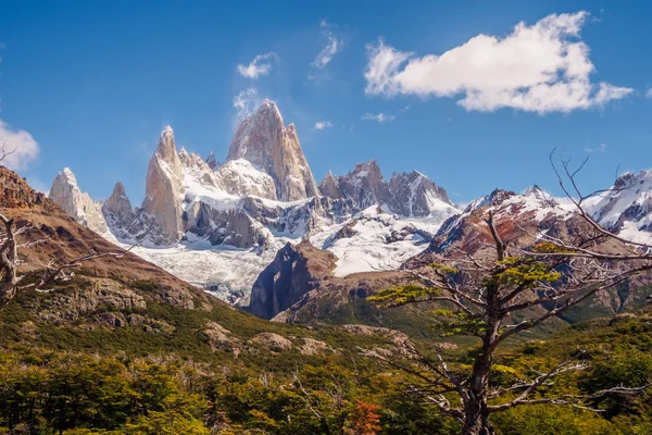 Mont Fitz Roy dans le parc national des Glaciers par temps nuageux avec quelques nuages. El Chalten — Photo