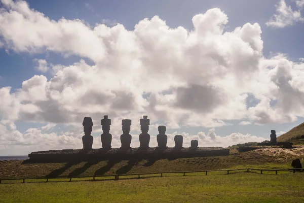 Moai de ahu nau nau na pláži Anakena na Velikonočním ostrově. Rapa Nui — Stock fotografie