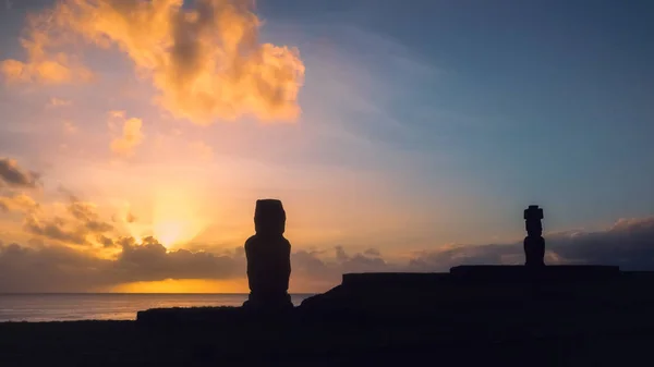 Moai de Ahu Tahai en Hanga Roa, capital de la Isla de Pascua al atardecer — Foto de Stock