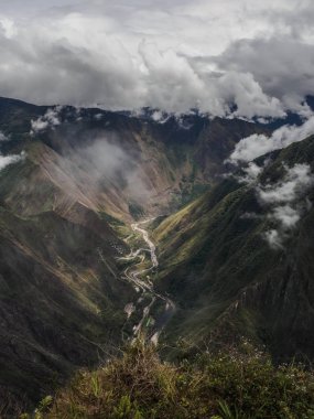 Machu Picchu dağının tepesinden Vilcanota Nehri Vadisi