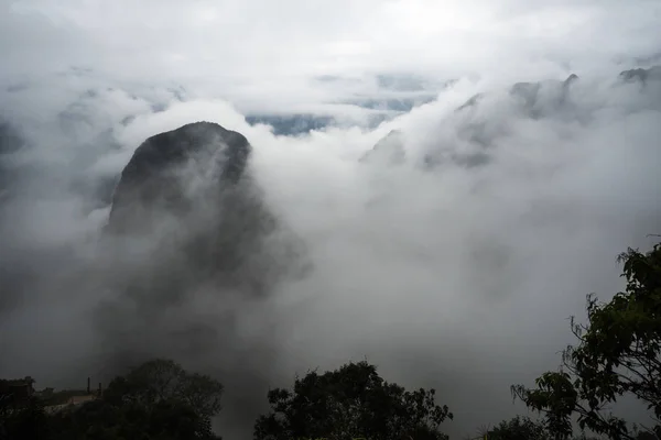 Βουνά γύρω από το Μάτσου Πίτσου ανάμεσα στην πρωινή ομίχλη, Κούζκο — Φωτογραφία Αρχείου