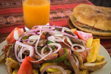 Bolivya mutfağının tipik yemek pike maço denir
