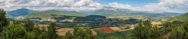 Pireneler'deki Boltana ve Ainsa kasabaları arasındaki Ara nehir vadisinin panoramik manzarası