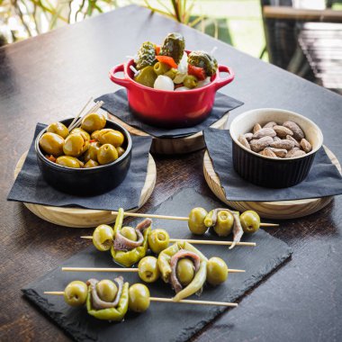 İspanyol tapas, banderillas, gildas, zeytin ve badem