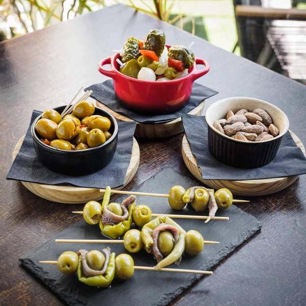 İspanyol tapas, banderillas, gildas, zeytin ve badem