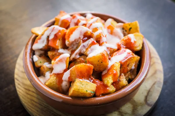 Domates ve baharatlı sos ile tapas için İspanyol patates patatas bravas