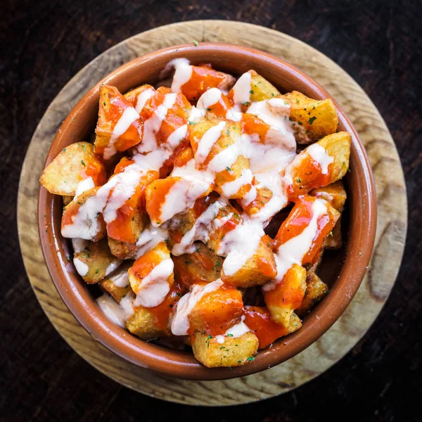 Patates espagnoles patatas bravas pour tapas à la tomate et sauce épicée Images De Stock Libres De Droits