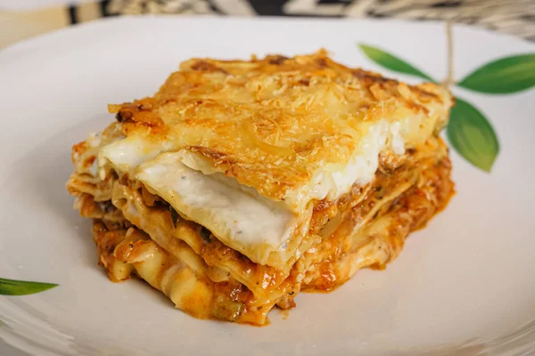 Portie Italiaanse Lasagne Gevuld Met Vlees Groenten Typisch Italiaans Eten — Stockfoto