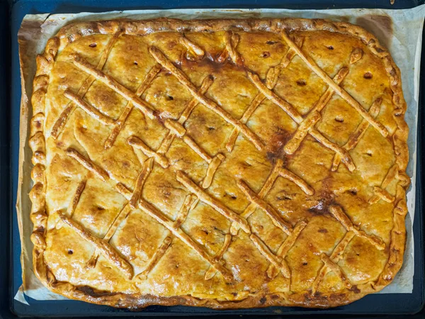 Et ve ton balığıyla doldurulmuş Galiçya turtası, tipik İspanyol yemeği.