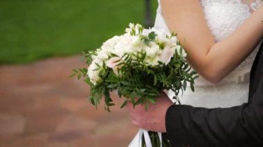 Gelin ve damat. Bir buket tutan damat.