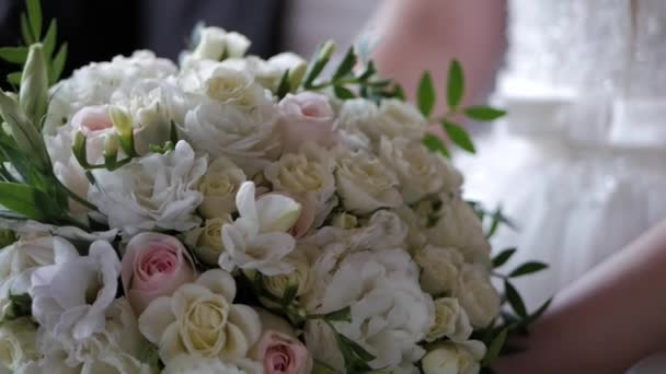 Наречена Тримає Весільний Букет Троянд Букет Кремових Білих Квітів — стокове відео