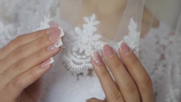 Het Aanraken Van Haar Witte Sluier Bruid — Stockvideo