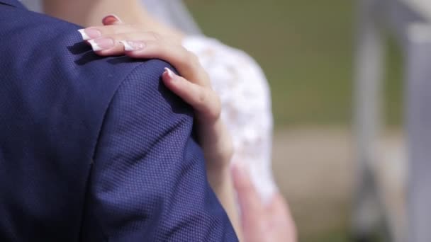 Bruden Och Brudgummen Omfamningen Ömma Hand Bruden Närbild — Stockvideo