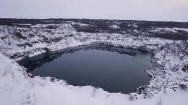 Kışın sular altında granit ocağı