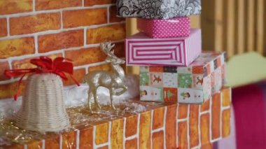 Hediye kutuları ve bir tuğla duvar arka planda yılbaşı süslemeleri