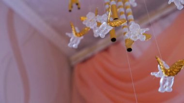 Dekoratif küçük gözlük melekler.