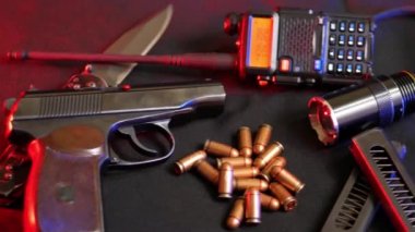 Makarov tabanca, mermi, radyo ve el feneri siyah artalanları