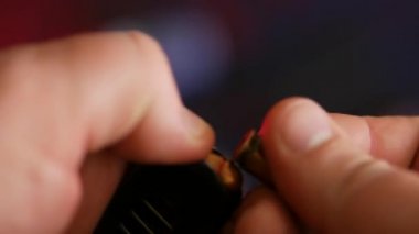 Tabanca kartuş mermi ile yükleniyor. Yakın çekim.