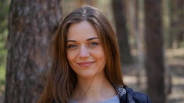 Kameraya bakan güzel bir kadının portresi.