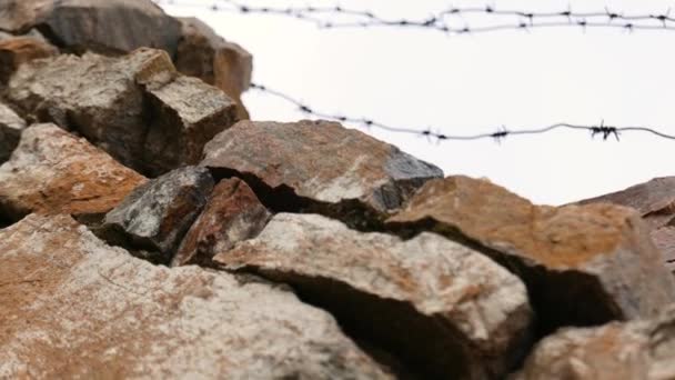 Steinzaun Vor Dem Hintergrund Von Stacheldraht Das Konzept Des Gefängnisses — Stockvideo