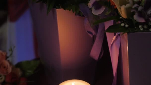 红色丝带的大蜡烛 — 图库视频影像