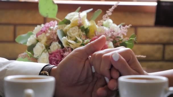 Bruden Och Brudgummen Hålla Händer Bord Två Koppar Kaffe Royaltyfri Stockfilm