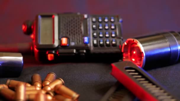 黑色背圆上的9毫米 Makarov 收音机和手电筒 — 图库视频影像