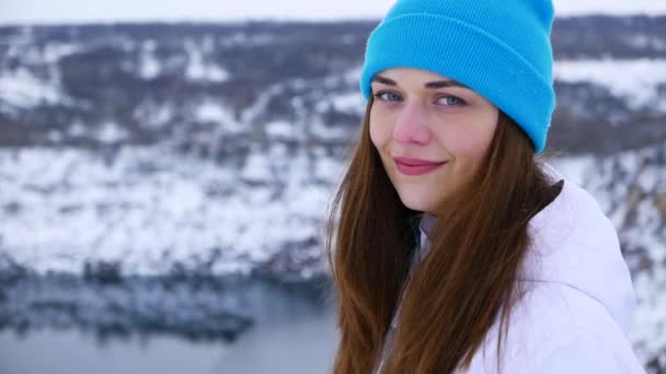 Retrato Inverno Jovem Bela Mulher Olhando Para Câmera — Vídeo de Stock